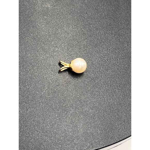 Small Stamped 14K Yellow Gold Cream Off White 5.5 mm Pearl Pendant .5 grams - Picture 6 of 8